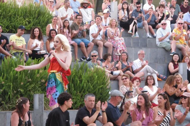 La plaza del Consell de Dénia se llena para reivindicar un Orgullo sin estigmas 12 el orgullo de denia combate los prejuicios a golpe de humor y activismo 10