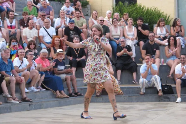 La plaza del Consell de Dénia se llena para reivindicar un Orgullo sin estigmas 13 el orgullo de denia combate los prejuicios a golpe de humor y activismo 11
