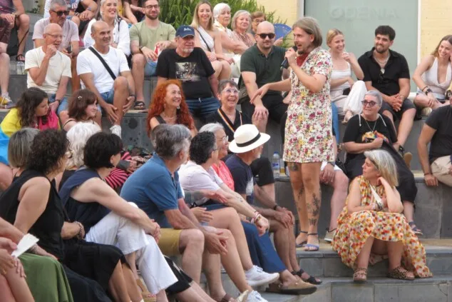 La plaza del Consell de Dénia se llena para reivindicar un Orgullo sin estigmas 16 el orgullo de denia combate los prejuicios a golpe de humor y activismo 14