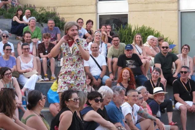 La plaza del Consell de Dénia se llena para reivindicar un Orgullo sin estigmas 17 el orgullo de denia combate los prejuicios a golpe de humor y activismo 15
