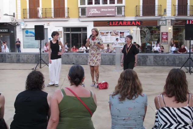 La plaza del Consell de Dénia se llena para reivindicar un Orgullo sin estigmas 18 el orgullo de denia combate los prejuicios a golpe de humor y activismo 17