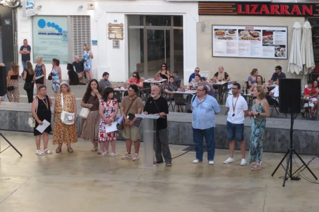 La plaza del Consell de Dénia se llena para reivindicar un Orgullo sin estigmas 4 el orgullo de denia combate los prejuicios a golpe de humor y activismo 2