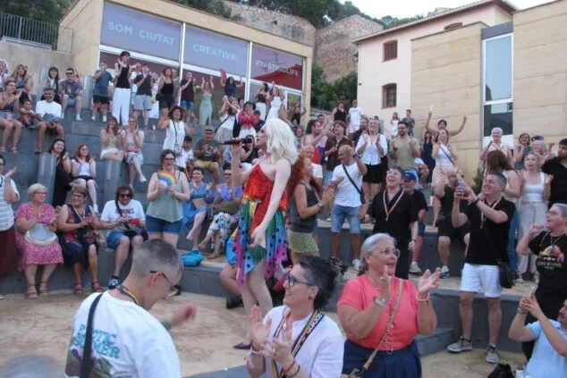 La plaza del Consell de Dénia se llena para reivindicar un Orgullo sin estigmas 21 el orgullo de denia combate los prejuicios a golpe de humor y activismo 20