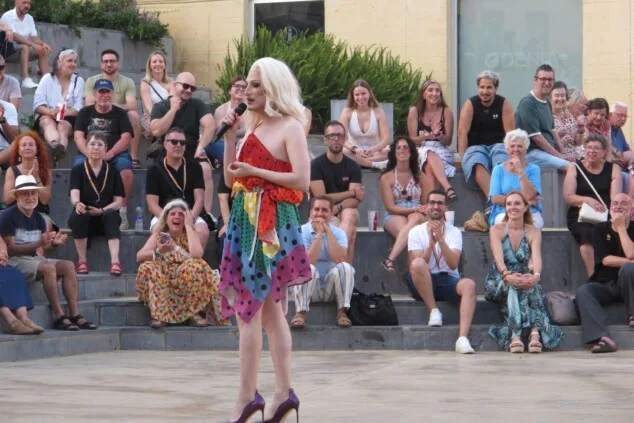 La plaza del Consell de Dénia se llena para reivindicar un Orgullo sin estigmas 9 el orgullo de denia combate los prejuicios a golpe de humor y activismo 7