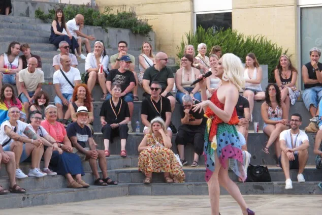 La plaza del Consell de Dénia se llena para reivindicar un Orgullo sin estigmas 11 el orgullo de denia combate los prejuicios a golpe de humor y activismo 9