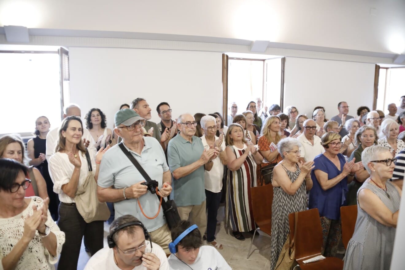 El público abarrota el salón de actos del consistorio brindando una ovación al alcalde saliente