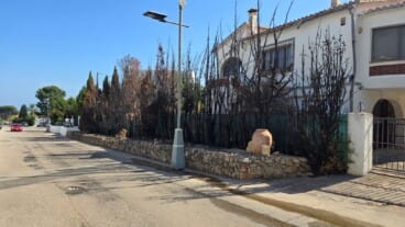 El vallado vegetal de la vivienda ha quedado totalmente calcinado tras el quinto ataque registrado en la zona