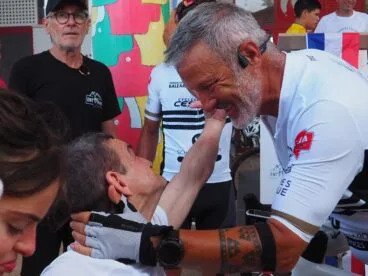 Emotivo encuentro en la llegada de la Carrera Solidaria a Dénia