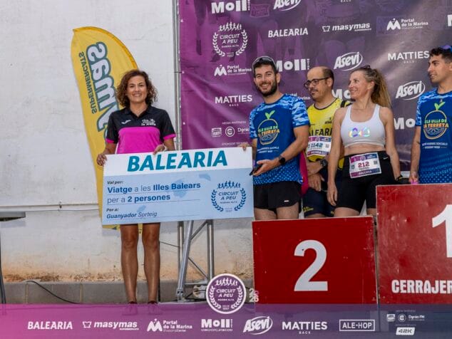 Hicham Anfalous y Patricia Porter se alzan con la victoria en la XXIV Volta a Peu La Xara 13 Entrega del premio Baleària en la Volta a Peu La Xara.