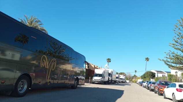 Quique Dacosta desvela el secreto: la gran final de MasterChef se juega esta noche en Dénia 1 Imagen: Equipo de rodaje entre secretismo frente al restaurante Quique Dacosta de Dénia