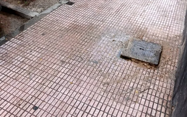 Imagen: Estado de la acera afectada en la zona de la Falla París Pedrera, con los restos de los vertidos extendidos por el suelo