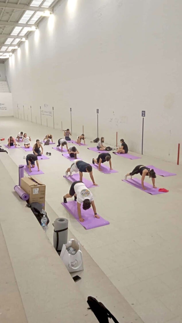 Cientos de personas se suman al «Activa’t Fest» en Dénia, es festival de la actividad física y la salud 2 Imagen: Estiramientos en el trinquet