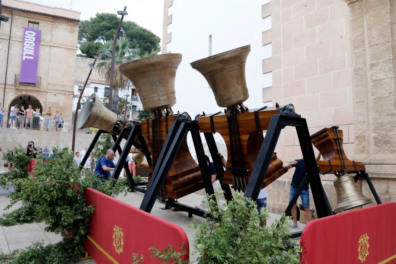 Expectación en la plaza durante el histórico volteo manual a ras de suelo celebrado este domingo