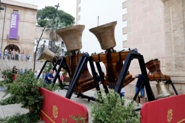expectacion en la plaza durante el historico volteo manual a ras de suelo celebrado este domingo