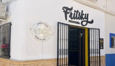 Fachada de Fritsky Patatería en el centro de Dénia