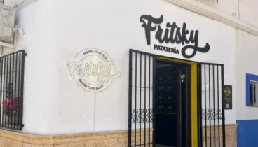 fachada de fritsky patateria en el centro de denia