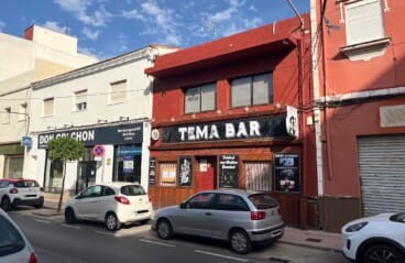 fachada del pub tema donde se pueden ver los carteles de se vende