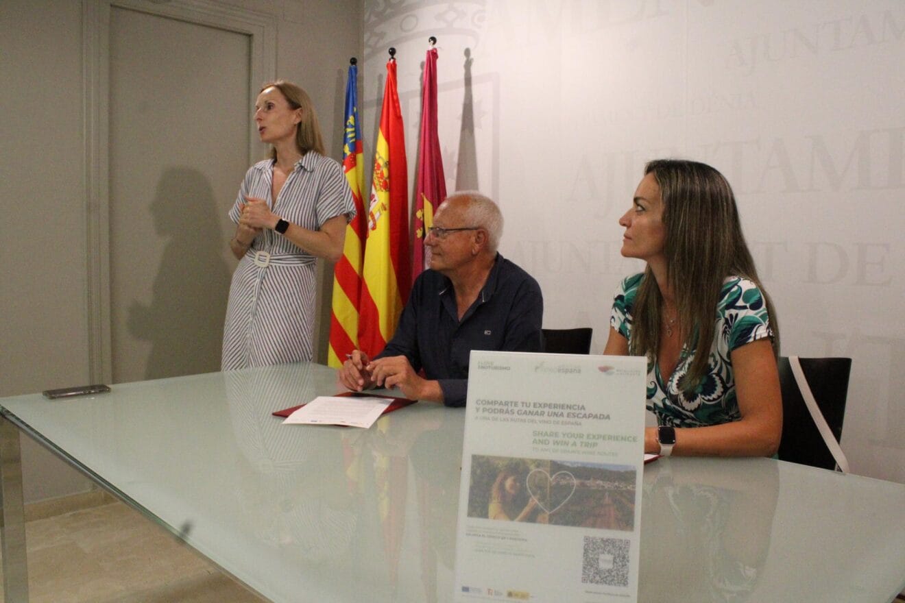 Firma de adhesión de Dénia a la Ruta del Vino de Alicante