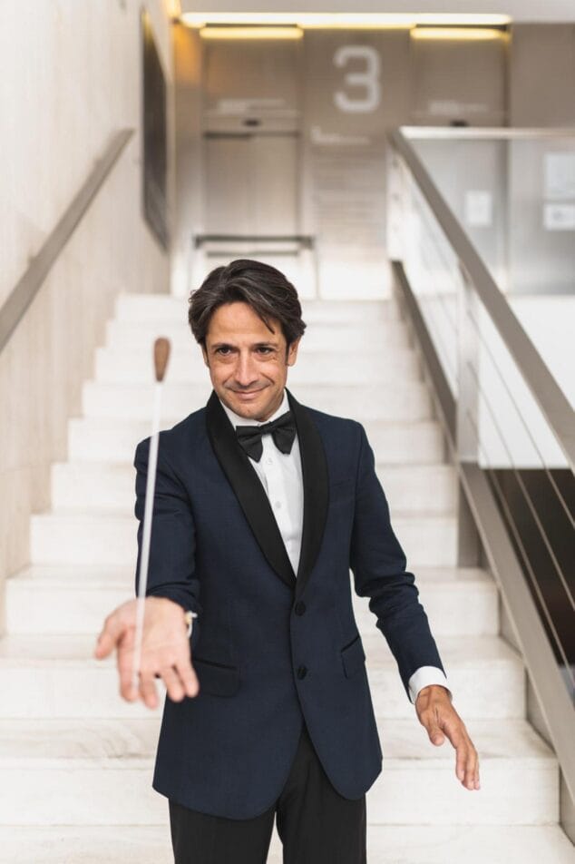 La Orquesta de Jóvenes de la Provincia de Alicante debuta en Dénia con un concierto previo a su gira por Viena 2 Imagen: Retrato del director de orquesta Francisco Maestre sosteniendo una batuta, sonriendo a cámara.