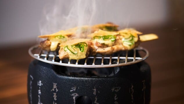El restaurante de Mi AlmaZara se transforma en PUELCHE para consolidar la cocina Nikkei mediterránea en el Montgó 4 Imagen: Fuego, producto y creatividad en la cocina Nikkei mediterránea de PUELCHE