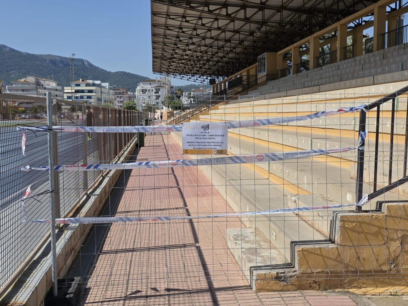Precinto de la grada de la pista de atletismo de Dénia