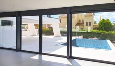 Grandes ventanales para eliminar las barreras visuales