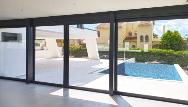 Olvida el blanco total: las nuevas tendencias que redefinen los espacios 5 grandes ventanales para eliminar las barreras visuales 1