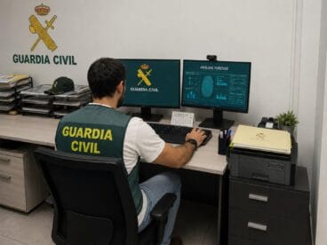 Agente de la Guardia Civil trabajando en un ordenador durante una investigación forense.