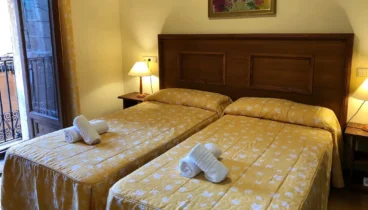 Dormitorio doble con ventilación y tele