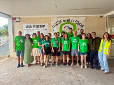 La comunidad educativa de la Marina Alta se moviliza en plena negociación con Conselleria por la inclusión 7 Grupo de profesores y personal con camisetas verdes y pancartas de huelga en la entrada del IES Sorts de la Mar.