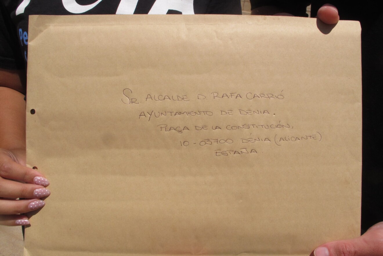 Imagen del sobre entregado por el colectivo animalista y dirigido al alcalde Rafa Carrió
