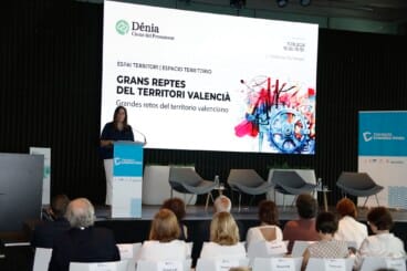 Inicio de las conferencias con las solo las sillas reservadas ocupadas