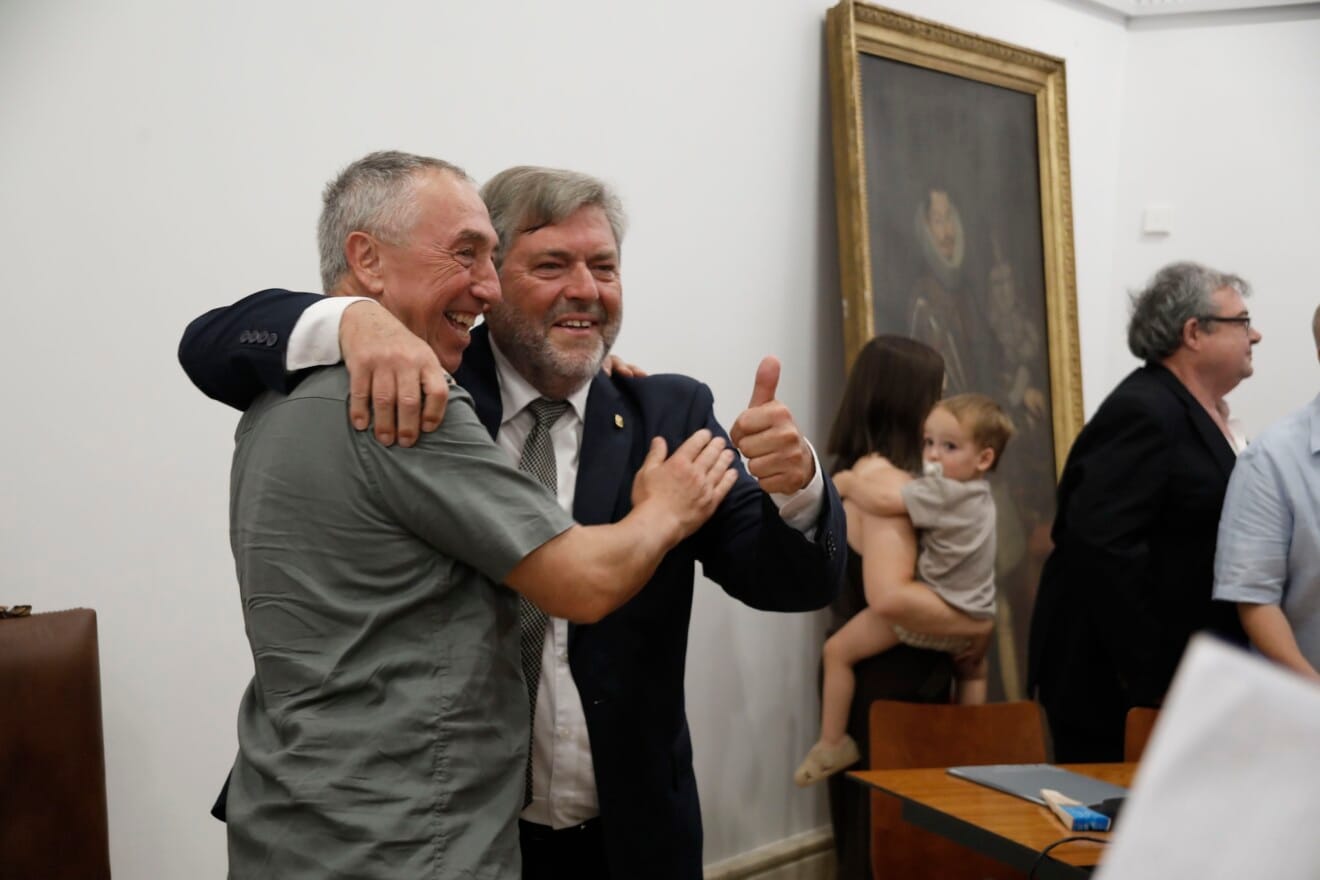 Joan Baldoví felicitando a Rafa Carrió