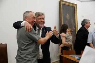 Joan Baldoví felicitando a Rafa Carrió