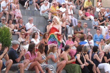 la artista liz dust durante su actuacion ante el publico que lleno las escaleras de la plaza del consell