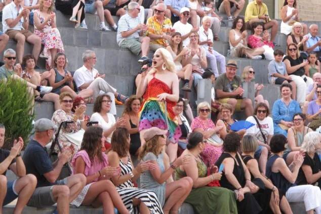 La plaza del Consell de Dénia se llena para reivindicar un Orgullo sin estigmas 2 Imagen: La artista Liz Dust durante su actuación ante el público que llenó las escaleras de la plaza del Consell