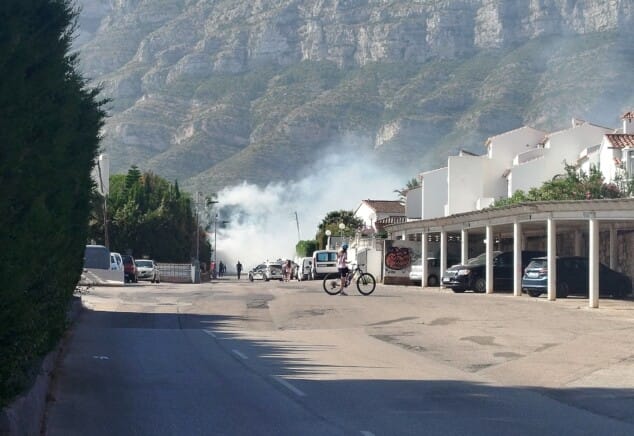 la densa humareda provocada por el fuego era visible desde buena parte del cami santa llucia