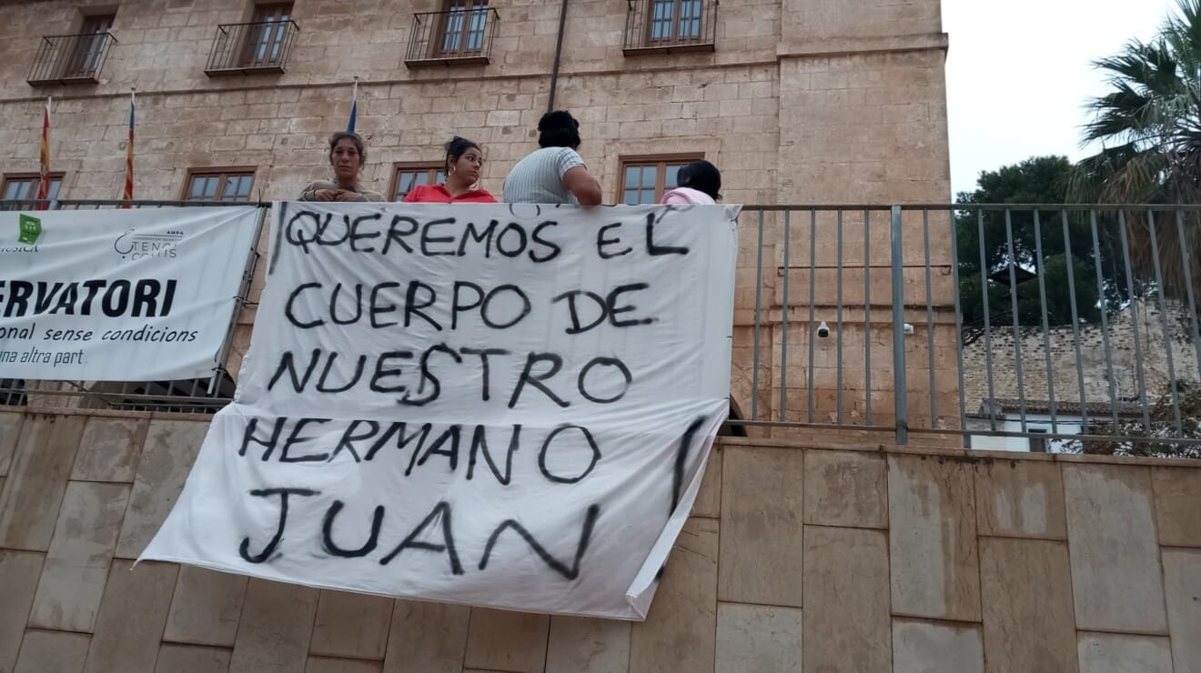 La familia de Juanete cuelga una pantarta bajo el ayuntamiento de Dénia