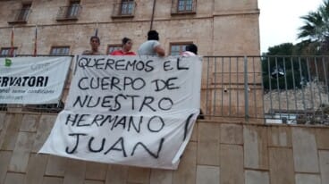 La madre de Juanete niega el crimen de Dénia pero sabe al detalle cómo lo enterraron: «¡Lo mataron a mi hijo!» 3 la familia de juanete cuelga una pantarta bajo el ayuntamiento de denia