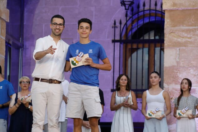 Saúl Delgado recibe el Premio al Mejor Deportista de Dénia 2026 en la Gala de l'Esport 103 la gala de lesport de denia 2026 reconocio a los deportistas y equipos mas destacados de la temporada 2