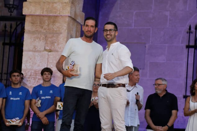 Saúl Delgado recibe el Premio al Mejor Deportista de Dénia 2026 en la Gala de l'Esport 101 la gala de lesport de denia 2026 reconocio a los deportistas y equipos mas destacados de la temporada 4