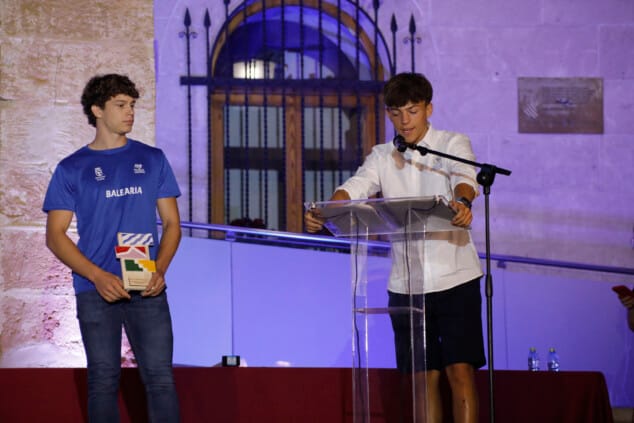 Saúl Delgado recibe el Premio al Mejor Deportista de Dénia 2026 en la Gala de l'Esport 58 la gala de lesport de denia 2026 reconocio a los deportistas y equipos mas destacados de la temporada 47