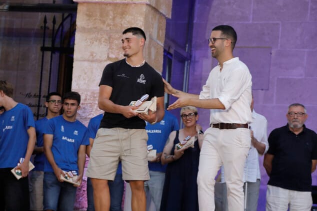 Saúl Delgado recibe el Premio al Mejor Deportista de Dénia 2026 en la Gala de l'Esport 100 la gala de lesport de denia 2026 reconocio a los deportistas y equipos mas destacados de la temporada 5