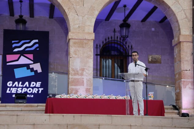 Saúl Delgado recibe el Premio al Mejor Deportista de Dénia 2026 en la Gala de l'Esport 45 la gala de lesport de denia 2026 reconocio a los deportistas y equipos mas destacados de la temporada 60
