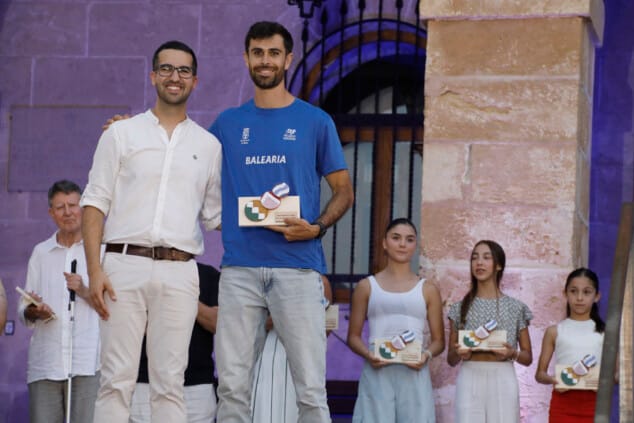 Saúl Delgado recibe el Premio al Mejor Deportista de Dénia 2026 en la Gala de l'Esport 20 la gala de lesport de denia 2026 reconocio a los deportistas y equipos mas destacados de la temporada 85