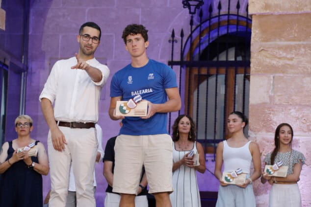 Saúl Delgado recibe el Premio al Mejor Deportista de Dénia 2026 en la Gala de l'Esport 11 la gala de lesport de denia 2026 reconocio a los deportistas y equipos mas destacados de la temporada 94