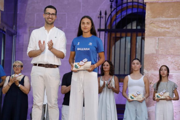 Saúl Delgado recibe el Premio al Mejor Deportista de Dénia 2026 en la Gala de l'Esport 7 la gala de lesport de denia 2026 reconocio a los deportistas y equipos mas destacados de la temporada 98