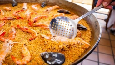 La importancia de los mariscos frescos y las fideuás tradicionales en la costa