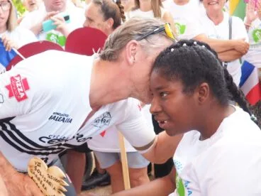 Emotivo saludo en la llegada de la VIII Carrera Solidaria Angers-Cholet-Dénia