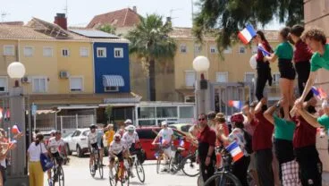 Llegada de la VIII Carrera Solidaria a Dénia con recibimiento de Muixeranga